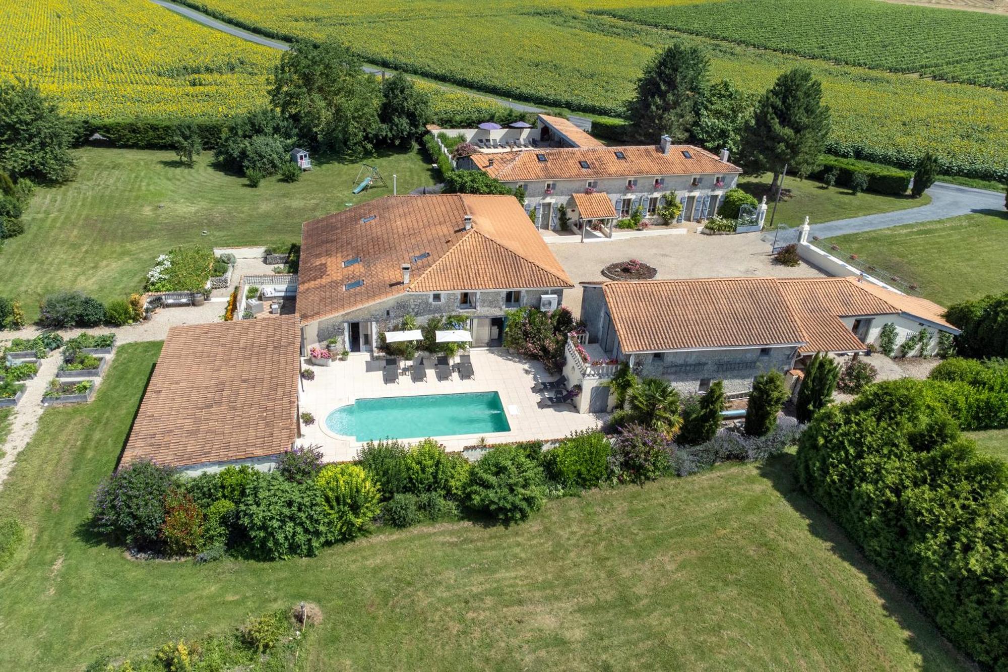 Domaine Chez Les Rois Bed & Breakfast Berneuil  Eksteriør bilde